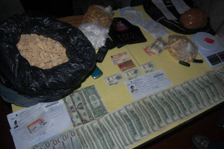 Além de crack e cocaína, policiais apreenderam dinheiro boliviano e US$ 4.400, valor equivalente a quase R$ 10.000