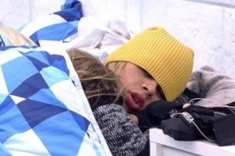 Vanessa e Clara dormem juntas
