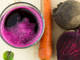 Base do suco rosa, a beterraba ganhou força entre especialistas após o estudo do professor Andy Jones ser publicado no Journal of Applied Physiology, sugerindo os inúmeros benefícios da raiz. Além de melhorar a performance física e ajudar na saúde muscular, ela é fonte importante de nutrientes e dá resistência ao organismo