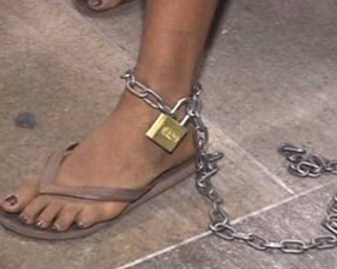 Uma jovem grávida de 23 anos estava havia
meses acorrentada dentro de casa na zona rural entre os municípios de
Pilõezinhos e Serraria, a cerca de 150 km de João Pessoa (PB). Ela conseguiu
escapar e ficou cerca de dez horas perdida dentro de uma mata até ser
encontrada. A mulher apontou o marido como o suspeito do cárcere e disse que
ele afirmava ter ciúme dela