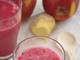 A bola da vez!Diferente do suco verde, o rosa tem
essa cor avermelhada graças à beterraba. Ele promete melhorar em até 10 % a performance
física, além de ajudar na recuperação das fibras musculares e ajudar a deixar
os quilinhos a mais de lado. O que atestou esses benefícios foi uma pesquisa
publicada no  Journal of Applied
Physiology, nos Estados Unidos.