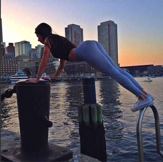 Com essas rotinas, os fãs de Jen agora podem apreciar à beleza da gata, junto a bela paisagem do porto de Boston, por exemplo Com essas rotinas, os fãs de Jen agora podem apreciar à beleza da gata, junto a bela paisagem do porto de Boston, por exemplo