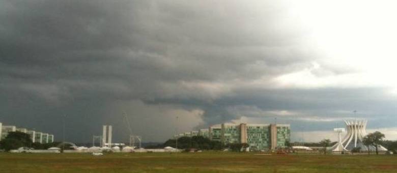 A terça-feira (5) terá tempo fechado e chuvoso no Distrito Federal, de acordo com o Inmet (Instituto Nacional de Meteorologia). A temperatura máxima será de 23ºC e a mínima 19ºC. Ainda existe a possibilidade de trovoadas. A umidade relativa do ar continuará alta e ficara entre 64% e 89%.