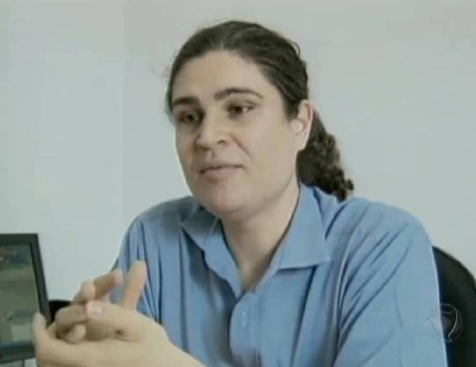  Laura, na imagem ainda antes da cirurgia, saiu de licença médica há cerca de seis meses. Ela viajou até a Ásia, onde submeteu-se à mudança de sexo, da qual 
ainda se restabelece. Em fevereiro, quando deverá voltar ao posto assumirá será a 
delegada Laura de Castro Teixeira.