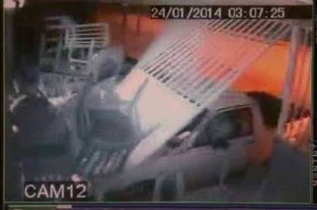 Câmeras registraram o momento que o veículo quebrou as grades do restaurante