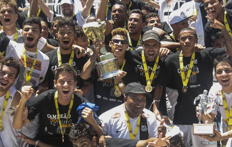 Em um jogo disputado e com final dramático, o talento do ataque do 
Santos fez a diferença e o Peixe venceu o Corinthians por 2 a 1 para 
conquistar o tricampeonato da Copa São Paulo de Futebol Júnior.
 O Santos entrou em campo sem o jovem Neílton, que não se recuperou de 
uma lesão no  tornozelo sofrida na semifinal contra o Atlético-MG, e foi
 o principal destaque da equipe na conquista de 2013. Leia mais