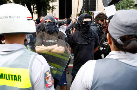 Manifestante ferido seria integrante dos chamados black blocs