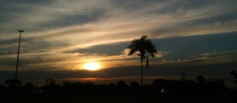 A previsão do tempo para esta segunda-feira (10) é de céu claro e predomínio de sol longo do dia. A temperatura prevista é de 13°C a 25°C e a umidade relativa do ar deve variar entre 18% e 60%
