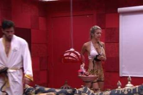 Roni leva Tatiele para o quarto do Líder