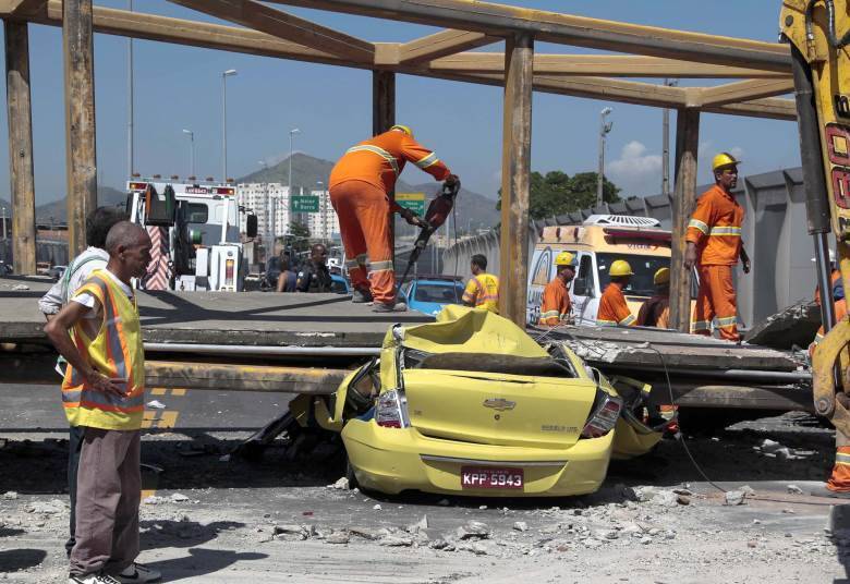 O motorista, que teve o seu táxi esmagado pela passarela, foi uma das vítimas fatais do acidente, segundo o Corpo de Bombeiros