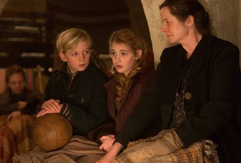 O ano de 2014 vai ser grandioso para as adaptações de livros.
Algumas sequências e outras histórias de sucesso mundial vão agitar as telonas.
Tem filme estrelado por Leonardo DiCarpio, romance adolescente, O Hobbit e A Menina que Roubava Livros, que estreia nesta sexta-feira (31), são
alguns dos principais títulos. A seguir, confira os best-sellers que chegam aos
cinemas neste anoCompre o best-seller A Menina que Roubava Livros sem sair de casaConfira todas as estreias da semana nos cinemas
