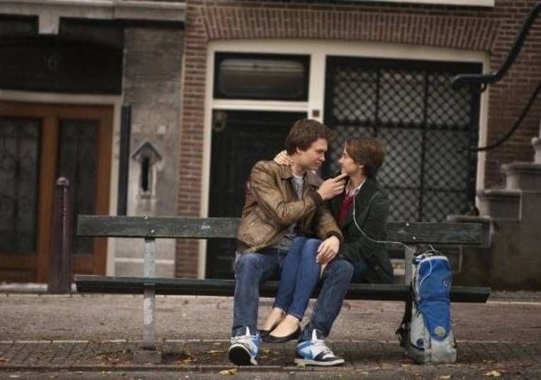 A Culpa é das Estrelas
é baseado no romance de John Green. A trama mostra dois adolescentes que sofrem
de câncer, mas acabam se apaixonando em um grupo de apoio. O lançamento ainda
não tem data, mas vai acontecer em 2014