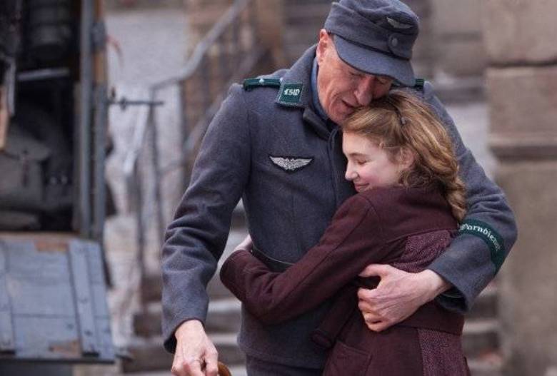 A Menina que Roubava
Livros chega aos cinemas nesta sexta-feira (31). O filme mostra a bonita
história de uma garota que em plena Segunda Guerra Mundial rouba livros e
encontra o seu refúgio na leitura. O best-seller é do australiano Marcus Zusak