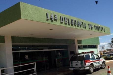 Policiais da 14ª DP, no Gama, investigam o crime