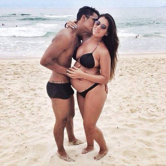 Micael Borges ficou radiante com a notícia! Aos 25 anos, o cantor sempre quis ser pai cedo e viu a gravidez de Helô como a oportunidade perfeita para formar uma família