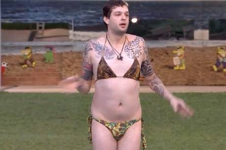 Cássio mergulhou de biquíni por ter perdido aposta