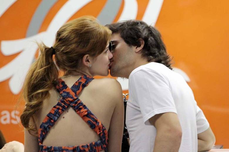 O romance de Sophia Abrahão e Fiuk começou no Carnaval do ano passado e dura até hoje! Apesar do rápido término, o casal está mais forte do que nunca e conquista ainda mais fãs, que torcem pelo amor dos dois. Simpáticos, eles ganharam a torcida dos fãs, que sonham em ver Sophiuk subir ao altar! Já imaginou como a ruivinha ficará de noiva? É esperar para ver