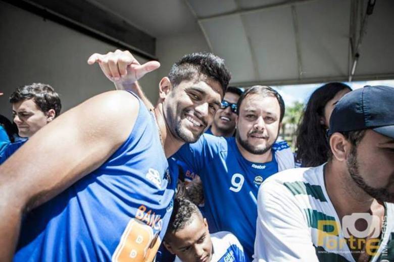 A Cruzeiro Esporte Tour, agência oficial do clube, organizou o evento 'Na Toca com os campeões' e promoveu o encontro de fãs com jogadores. O atacante Luan foi um dos mais assediados e falou sobre a boa relação que mantém com os torcedores. — É muito bom poder contar com o torcedor antes do começo da temporada. O carinho e o apoio que eles trazem nos motivam cada vez mais a conquistar títulos. Foi um dia especial, não só pra eles, mas também para nós jogadores