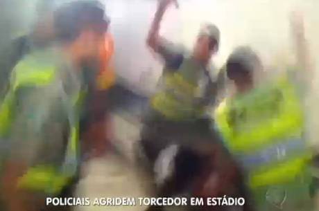 Agressões foram filmada por outro torcedor que estava no local
