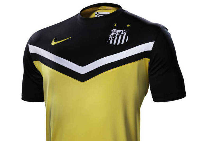 Na camisa do Santos predominou o amarelo, mas ficou evidente o preto e o branco na parte frontal do uniforme