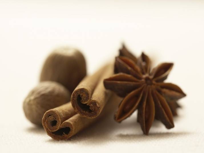 Com uma dieta desintoxicante, rica em termogênicos, é possível deixar o inchaço da lado. Comece pela canela. O ideal é consumir 1 grama duas vezes ao dia. Pode ser consumida na forma de chá ou polvilhada em frutas quentes como maçã e banana. Além de ser uma delícia, ela é rica em polifenóis, que ajudam o organismo a digerir melhor o açúcar no sangue