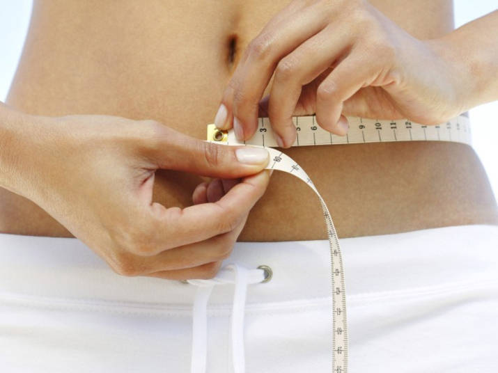 “Pancinha”, “pochete”, “pneu”. Aquela gordurinha extra da barriga já ganhou inúmeros apelidos, de tão inconveniente que é. Porém, muitas vezes, basta fazer alguns ajustes na alimentação para dar adeus ao inchaço na região abdominal e se sentir mais confortável. Para dar um fim definitivo à saliência, o ideal é aliar em uma dieta balanceada porções de alimentos termogênicos, que ajudam a aumentar a temperatura corporal e ainda aceleram o metabolismo. Dá para desinchar o abdômen em poucos dias e ainda eliminar 1 kg por semana. Quer saber quais são esses alimentos? Acompanhe a galeria!