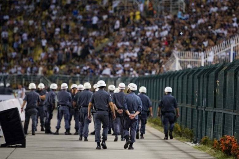 Policiais militares tiveram que reforçar a segurança na arquibancada amarela