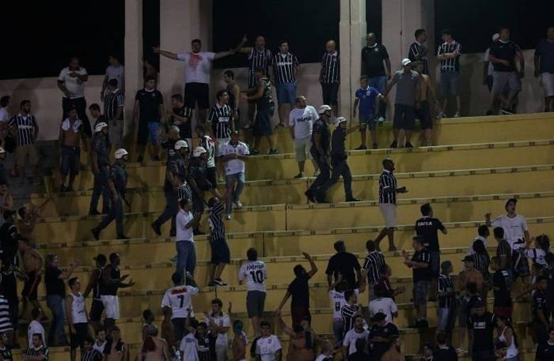 O jogo do Corinthians no Pacaembu contra o Bragantino começou tenso, principalmente na arquibancada...