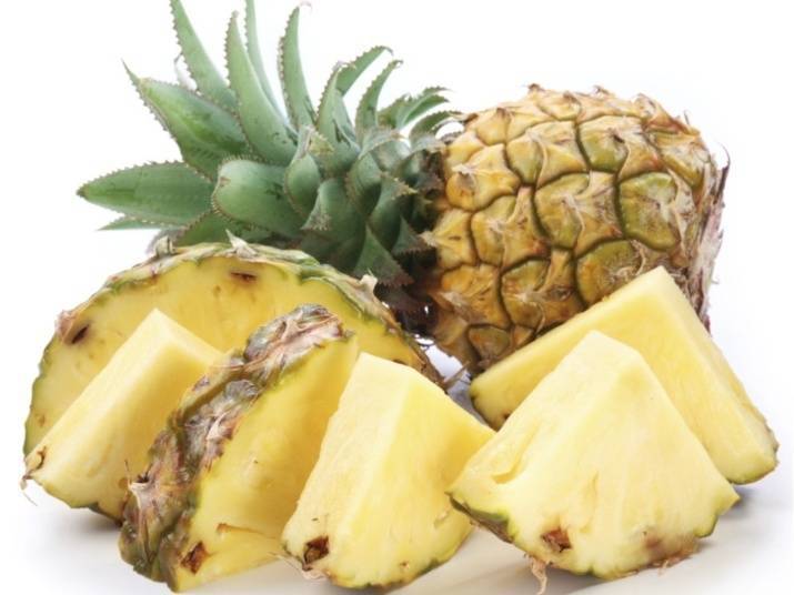 Frutas ácidas como o abacaxi ajudam na eliminação de toxinas pelo organismo, diminuindo, consequentemente, o inchaço abdominal