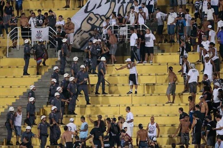 Como parte da torcida não concordou com o protesto e gritou o nome do clube, os membros das organizadas partiram para briga