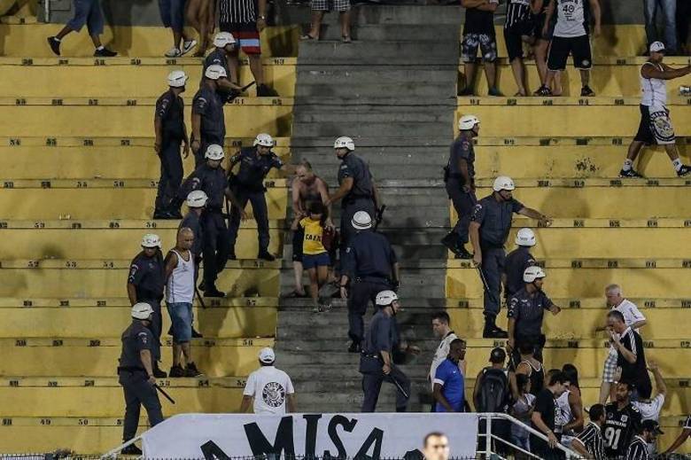 Com isso, foi possível ver verdadeiras cenas de guerra nas arquibancadas do Pacaembu