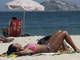Com barriga negativa, a bela morena relaxou ao sol