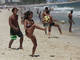 A jovem mostra que bate um bolão durante uma altinha em Ipanema