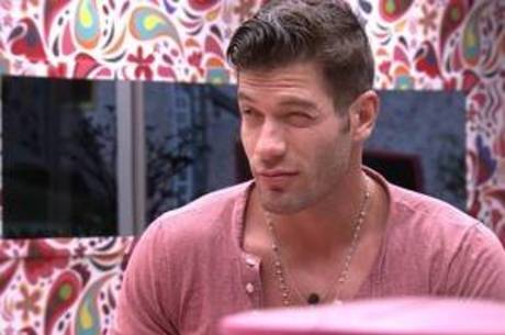 Roni fala de Vanessa e Clara para Marcelo