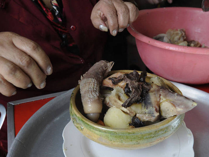 Muitos bolivianos têm sua própria receita para melhorar seu desempenho sexual: um bom prato de 'caldo cardán', preparado com o membro viril do touro e servido em restaurantes populares de La Paz. Você comeria?