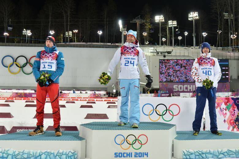 Da esquerda para a direita: o medalhista de bronze Jaroslav Soukup da República Checa, o medalhista de prata da Áustria Dominik Landertinger e medalhista de ouro da Noruega Ole Einar Bjoerndalen. Eles ganharam a prova de 10 km de corrida no ski&nbsp;