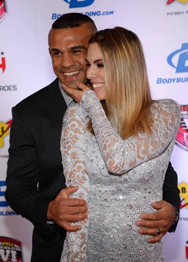 O brasileiro Vitor Belfort, que chegou elegante ao lado da mulher Joana Prado, teve que se contentar com o prêmio de nocaute do ano pela vitória contra Luke Rockhold