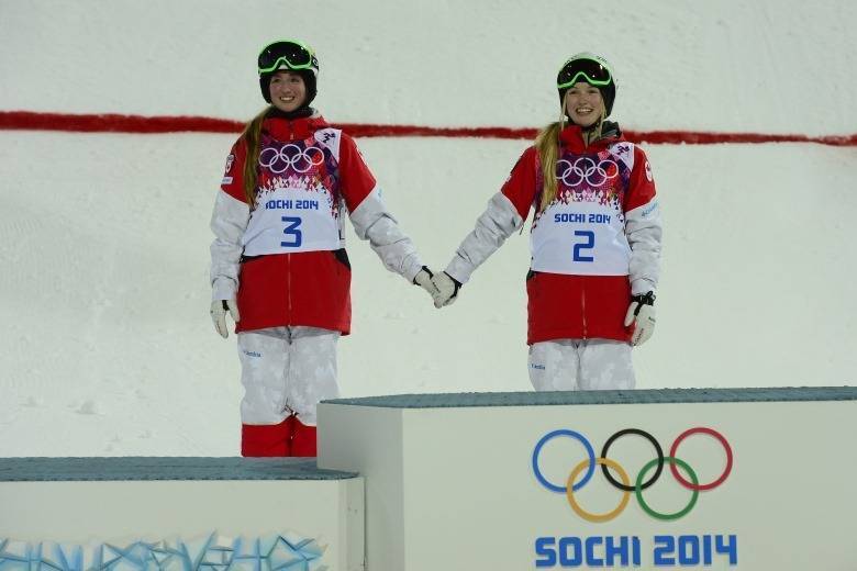 As irmãs canadenses Justine e Chloe Dufour-Lapointe conquistaram neste sábado o ouro e prata na prova do esqui estilo livre, na modalidade moguls. Terminaram a competição com maior pontuação do que a norte-americana Hannah Kearney, campeã em Vancouver, que acabou ficando com o bronze.O resultado foi inesperado, dado o domínio da estadunidense no último ano, já que Hannah, além de vigente campeã olímpica, chegou a Sochi como campeão do mundo e ganhadora da última Copa do Mundo da modalidade