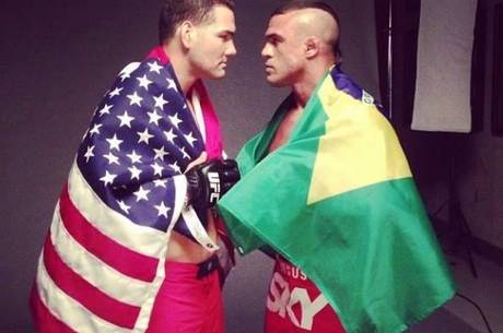 Weidman e Belfort posaram com as bandeiras de EUA e Brasil