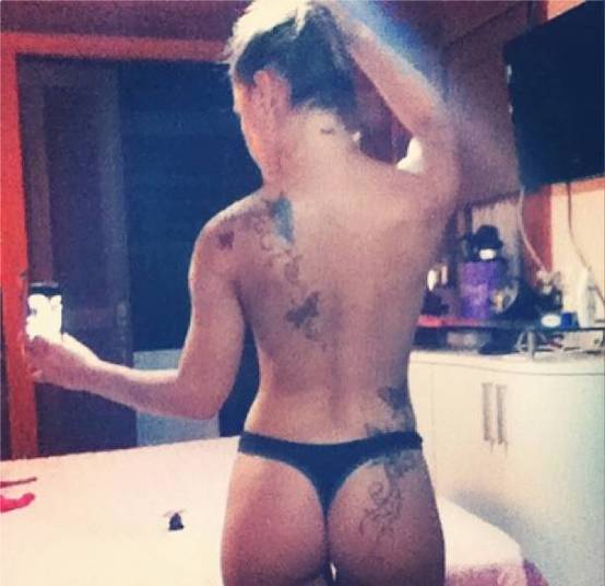 Tirando a roupa Natália decidiu tirar a roupa e ficar só de calcinha para mostrar a nova tatuagem. O desenho foi feito no ombro, mas a ex-bbb nem ligou e ficou quase nua para o clique 