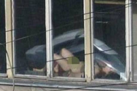 Juíza malhando nua no seu escritório antes do expediente