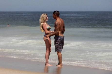 Bárbara Evans e Paolo Guerrero são flagrados juntos na praia