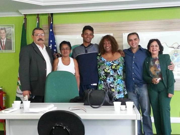 O advogado João Batista do Nascimento assumiu de forma voluntária o caso
de Heberson. Ele montou um grupo chamado ‘Pela dignidade de Heberson
Oliveira’ e conseguiu tratamento psicológico e médico para o rapaz. Na imagem, ele participa de uma reunião na Defensoria Pública, coordenada pela defensora Ilmair Faria, com a Secretaria de
Direitos Humanos da Presidência da República, para tratar sobre a ação de indenização que tramita na Justiça. A ação movida desde 2011 pede uma indenização de cerca de
R$ 170 mil, valor nunca pago porque o Estado considerou alto para o
caso.