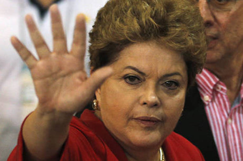 A presidente Dilma Rousseff utilizou sua conta no Twitter para lamentar as ofensas sofridas por Tinga:— Foi lamentável o episódio de racismo contra o jogador Tinga, do 
Cruzeiro, no jogo de ontem, no Peru. Ao sair do jogo, Tinga disse q 
trocaria seus títulos por um mundo c/ igualdade entre as raças.