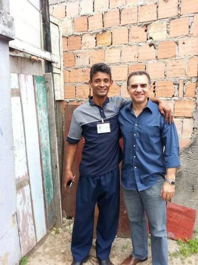 Heberson deixou a Unidade Prisional do Puraquequara, em Manaus (AM), em 2006.
Ele nunca foi julgado e nem condenado. Tudo só foi esclarecido durante
uma visita ao presídio feita pela defensora pública Ilmair Siqueira. Ela
conversou com o rapaz e acreditou na versão apresentada sobre os fatos.
A garota foi abusada no bairro Nova Floresta, zona leste da capital. O
pai da vítima acusou Heberson porque teria tido um desentendimento com
ele. A delegada pediu a prisão baseada na indicação do pai, mas a investigação feita depois apontou que outro homem cometeu o crime.Para Heberson, aceitar todo esse trauma foi muito difícil. Quando saiu da prisão, catava latinha para sustentar o vício que adquiriu dentro do presídio. — Eu estava nas ruas e via as pessoas saindo para trabalhar, para ter uma vida normal e eu queria aquilo, mas não tinha mais esperanças. Agora, eu quero conquistar tudo isso de novo