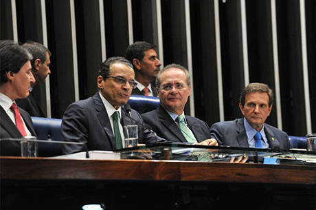 Presidentes da Câmara, Henrique Alves (PMDB-RN), e do Senado, Renan Calheiros (PMDB-AL), e o senador licenciado e atual ministro da Pesca, Marcelo Crivella, durante sessão do Congresso Nacional