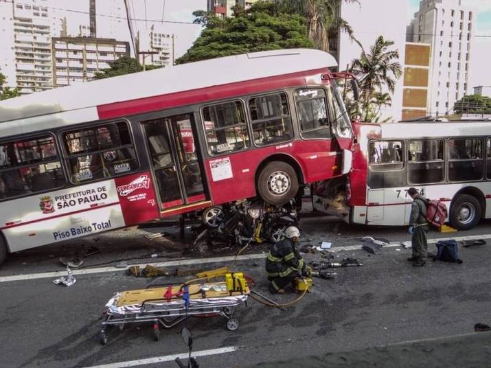 Duas pessoas morreram e oito ficaram feridas após um grave acidente entre dois ônibus e um carro na manhã desta quarta-feira (12). Um táxi foi prensado pelos coletivos na faixa exclusiva de ônibus da avenida Vereador José Diniz, na altura da rua Joaquim Nabuco, na zona sul de São Paulo, por volta das 7h20