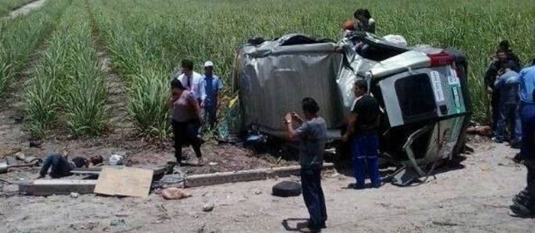 Vítimas morreram no local após van bater em poste
