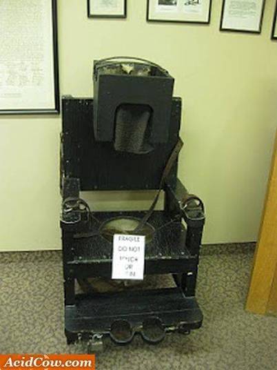 Parece uma cadeira elétrica, mas é uma cadeira onde se prendiam os pacientes que tinham ataques