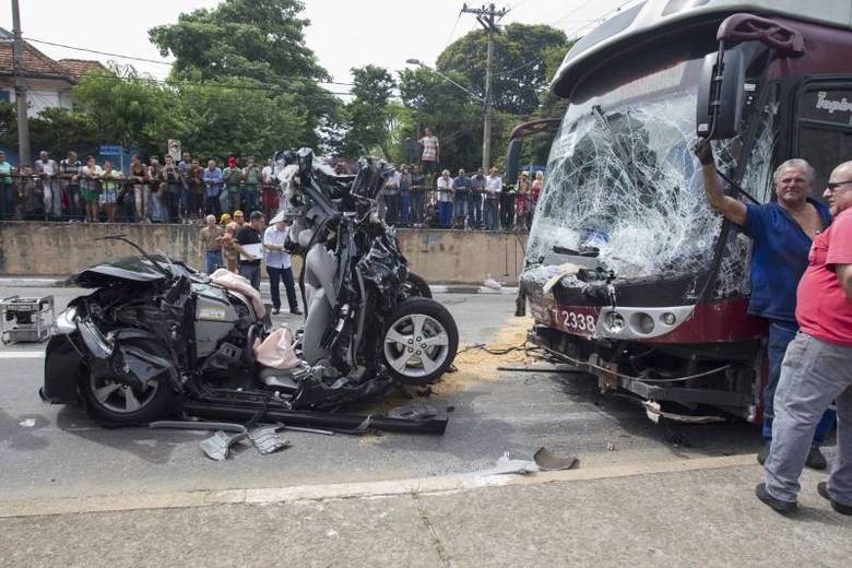 O motorista do ônibus declarou que foi fechado pelo taxista, mas somente após a perícia é que os motivos do acidente serão divulgados